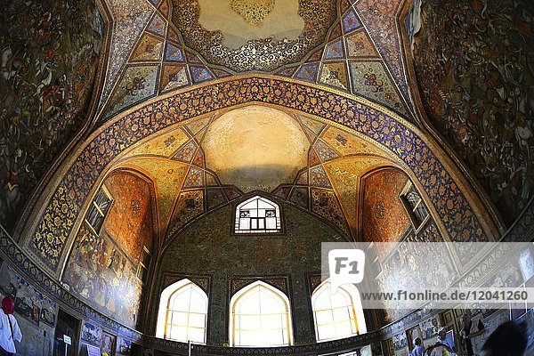 Innenraum mit Fresken  Palast Tschehel Sotun  Isfahan  Iran