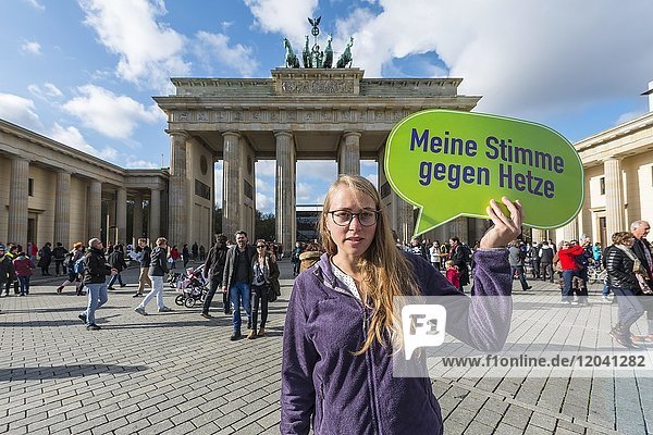 Studentin mit Schild Meine Stimme gegen Hetze  Anti AFD-Demo  Brandenburger Tor  Berlin  Deutschland  Europa