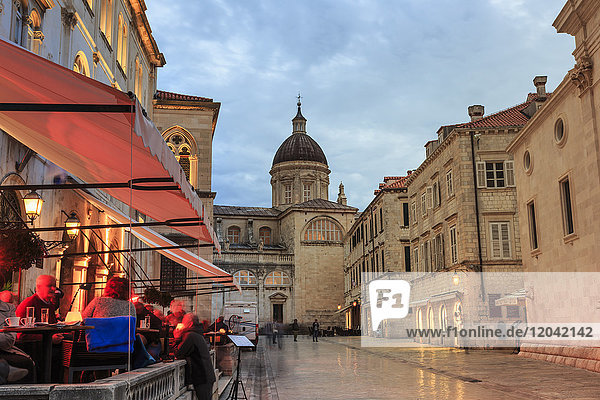 Cathedral and busy outdoor cafe  evening blue hour  Old Town  Dubrovnik  UNESCO World Heritage Site  Dalmatia  Croatia  Europe