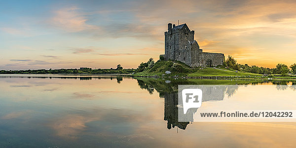 Dunguaire Castle  Grafschaft Galway  Provinz Connacht  Republik Irland  Europa