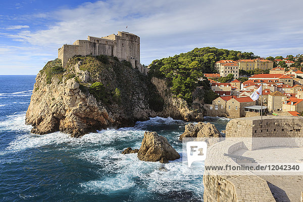 Festung Lovrjenac und Bokar-Turm von der Altstadtmauer aus  Dubrovnik  UNESCO-Weltkulturerbe  Dalmatien  Kroatien  Europa