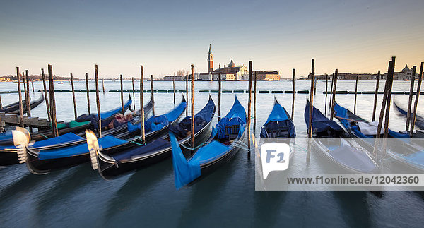 Blick auf San Giorgio Maggiore von der Riva Degli Schiavoni  mit Gondeln im Vordergrund  Venedig  UNESCO-Weltkulturerbe  Venetien  Italien  Europa