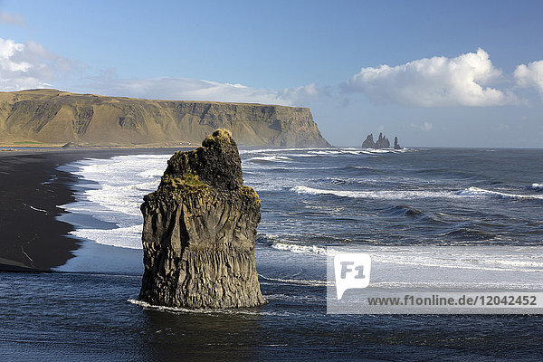 Dramatische Küstenlinie von Dyrholaey  mit Blick auf Reynisdrangar  in der Nähe von Vik Y Myrdal  Südisland  Polarregionen