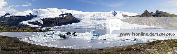 Panoramablick auf die Zunge des Vatnajokull-Gletschers  die sich zwischen den Bergen in Richtung der Lagune Fjallsarlon schiebt  Südisland  Polarregionen