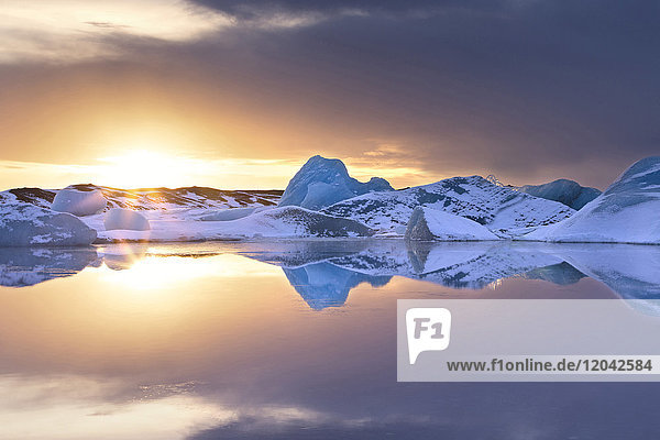 Eisberge im Schneegestöber  Winter  Sonnenuntergang  Jokulsarlon Gletscherlagune  Südisland  Polarregionen