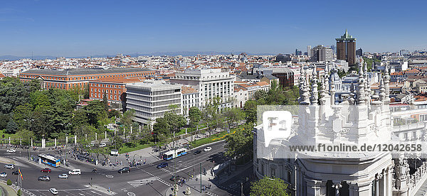 Blick vom Palacio de Comunicaciones über den Platz Plaza de la Cibeles in Madrid  Spanien  Europa
