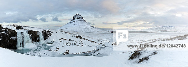 Winterlicher Panoramablick auf den Kirkjufell (Kirchenberg)  Grundafjordur  Snaefellsnes-Halbinsel  Island  Polarregionen