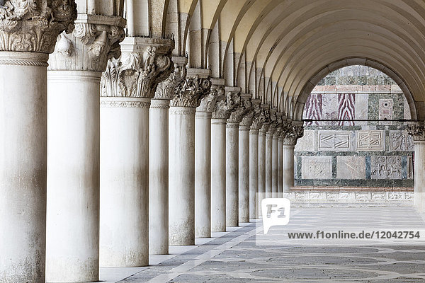 Säulen und Bögen  Markusplatz  Venedig  UNESCO-Weltkulturerbe  Venetien  Italien  Europa