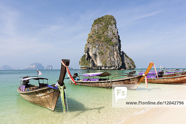 Traditionelle Longtail-Boote am Phra Nanag Beach mit Kalksteininseln im Hintergrund  Krabi  Thailand  Südostasien  Asien