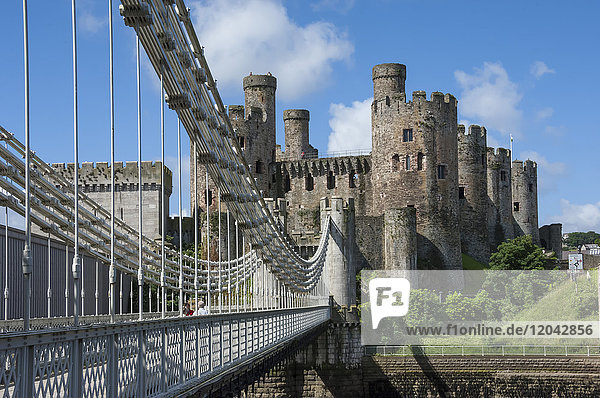 Hängebrücke  erbaut von Thomas Telford und 1826 eröffnet  und Conwy Castle  UNESCO-Weltkulturerbe  Conwy (Conway)  Conway County Borough  Nordwales  Vereinigtes Königreich  Europa