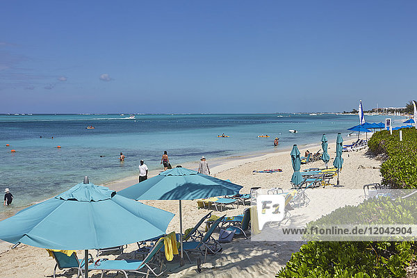Ein Blick auf die Grace Bay im Coral Garden Resort und Somewhere Restaurant  Providenciales  Turks- und Caicosinseln  in der Karibik  Westindien  Mittelamerika