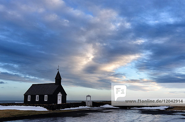 Winteransicht in der Abenddämmerung der schwarzen Holzkirche in Budir  Snaefellsnes-Halbinsel  Island  Polarregionen