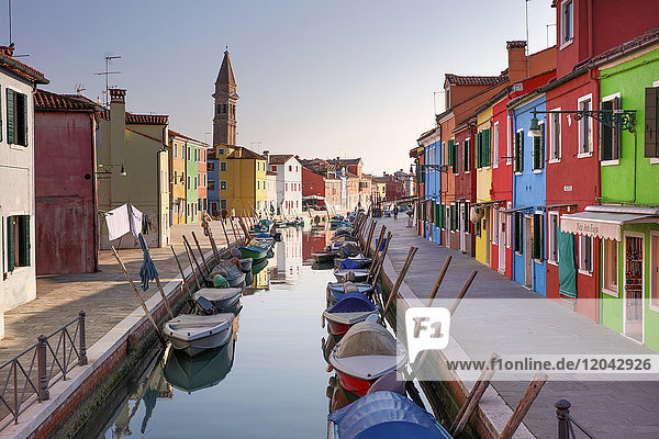 Bunte Häuser und Spiegelungen im Kanal  Insel Burano  Venedig  UNESCO-Weltkulturerbe  Venetien  Italien  Europa