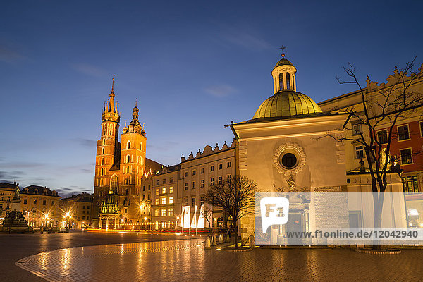 Marienkirche (St. Marys Basilica) und Hauptplatz in der Morgendämmerung beleuchtet  UNESCO-Weltkulturerbe  Krakau  Polen  Europa