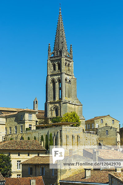 Der 53 Meter hohe Glockenturm der Kirche aus dem 13. Jahrhundert in dieser historischen Stadt und berühmten Rotweinregion von Bordeaux  Saint Emilion  Gironde  Frankreich  Europa