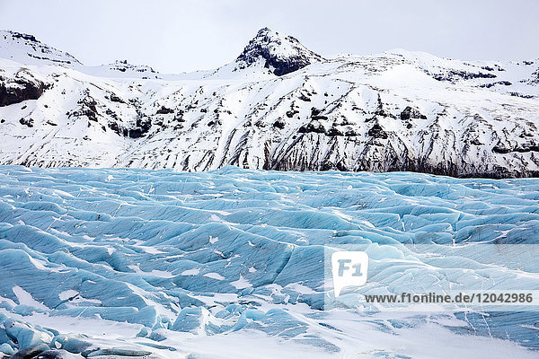 Blaues Gletschereis auf dem Svinafellsjokull  einer Zunge des riesigen Vatnajokull-Gletschers  bei Skaftafell  Südisland  Polarregionen