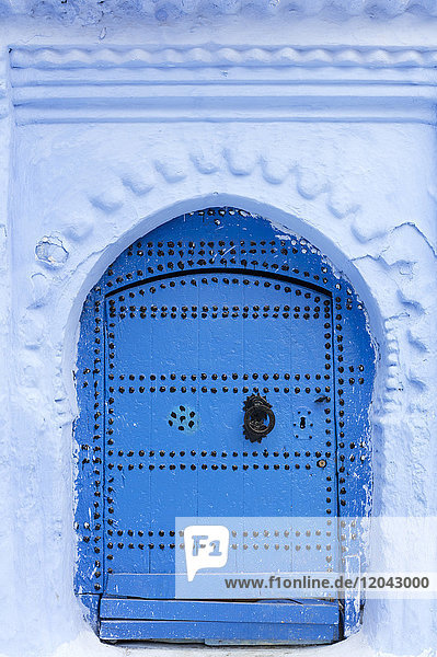 Blaue Tür und Mauer in der Altstadt von Chefchaouen (Chaouen) (Die Blaue Stadt)  Marokko  Nordafrika  Afrika