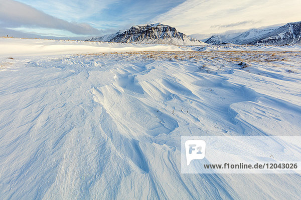 Atemberaubende schneebedeckte Winterlandschaft in der Nachmittagssonne  auf dem Weg zur Snaefellsnes-Halbinsel  Island  Polarregionen