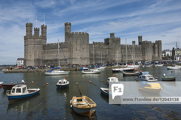 Caernarfon Castle  Mittelalterliche Festung  UNESCO-Weltkulturerbe  Gwynedd  Wales  Vereinigtes Königreich  Europa
