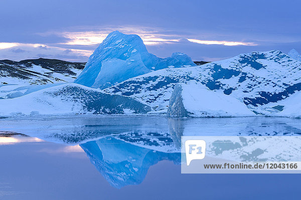 Eisberge im Schneegestöber  Winter  Sonnenuntergang  Jokulsarlon Gletscherlagune  Südisland  Polarregionen