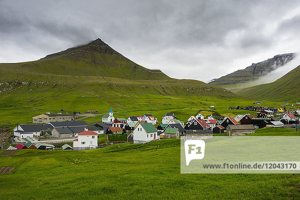 Bunte Häuser im Dorf Gjogv  Estuyroy  Färöer Inseln  Dänemark  Europa