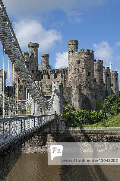 Suspension Bridge  built by Thomas Telford and opened in 1826  and Conwy Castle  UNESCO World Heritage Site  Conwy (Conway)  Conway County Borough  North Wales  United Kingdom  Europe
