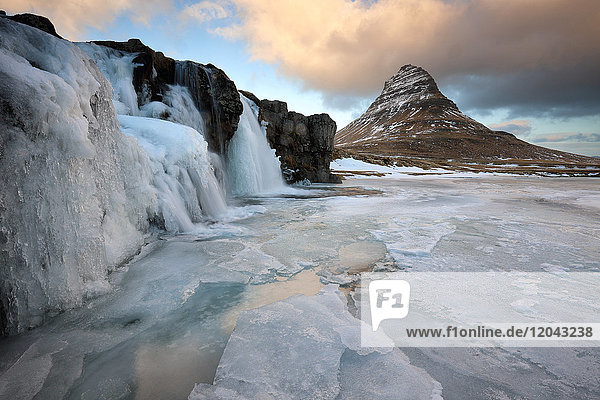 Kirkjufell (Kirchenberg) im Winter  mit gefrorenem Wasserfall  in der Nähe von Grundafjordur  Snaefellsnes-Halbinsel  Island  Polarregionen
