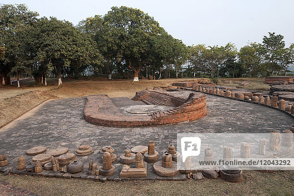 Überreste eines buddhistischen Tempels aus dem 5. Jahrhundert mit dem einzigen in Odisha gefundenen gekrümmten Turm  im Kloster Ratnagiri  Odisha  Indien  Asien