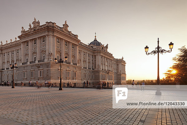 Königlicher Palast (Palacio Real) bei Sonnenuntergang  Madrid  Spanien  Europa