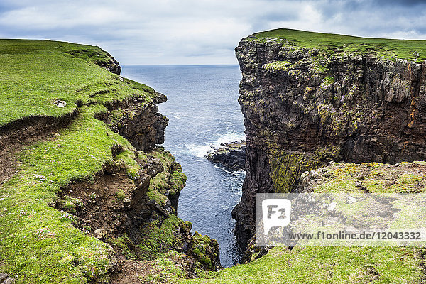 Die dramatischen Klippen unter dem Eshaness-Leuchtturm  Shetland-Inseln  Schottland  Vereinigtes Königreich  Europa