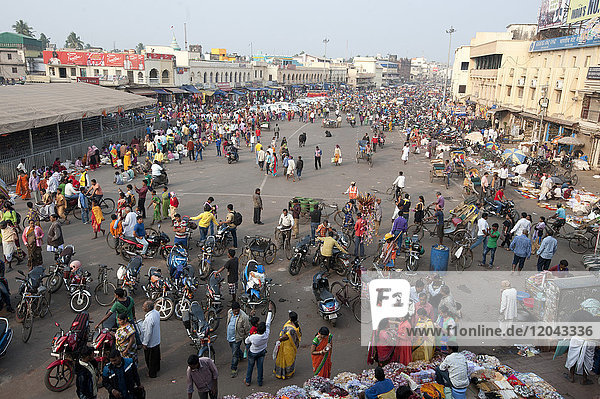 Stadtzentrum von Puri mit belebter Hauptstraße  Geschäften und Markt in der Nähe des Jagannath-Tempels für Lord Vishnu  Puri  Odisha  Indien  Asien