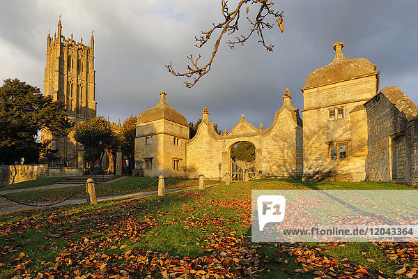 Campden House Torhaus und St. James Kirche  Chipping Campden  Cotswolds  Gloucestershire  England  Vereinigtes Königreich  Europa