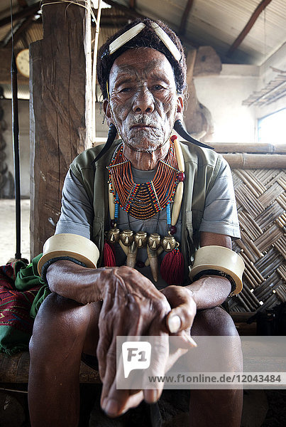 Gangchung Wangben  Naga-Mann  Kopfjäger  trägt Hornohrringe  Naga-Halsketten mit Messingköpfen und Elefantenstoßzahn-Armbänder  Nagaland  Indien  Asien