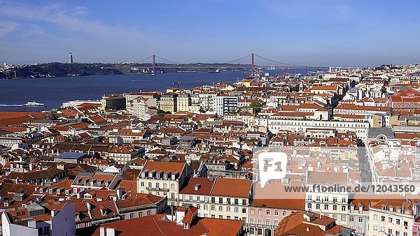 Blick vom Castelo Sao Jorge über die Altstadt Baixa  Fluss Tejo (Tejo)  Lissabon  Portugal  Europa