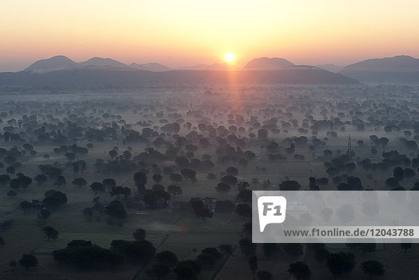 Sonnenaufgang über den Hügeln und der Landschaft um Samode  vom Heißluftballon aus  Rajasthan  Indien  Asien