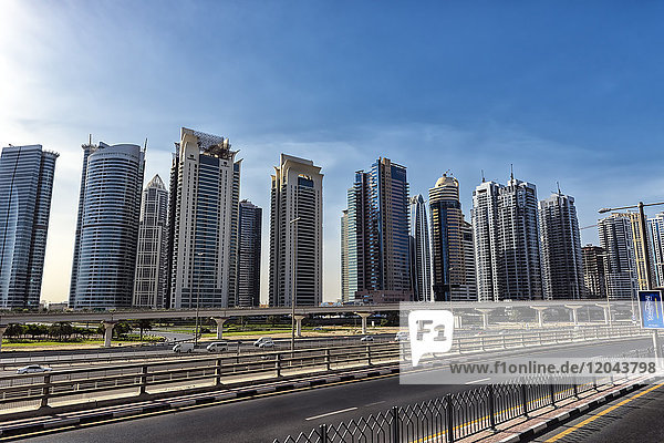 Eine Reihe von Wolkenkratzern säumen die Skyline von Dubai  Downtown Dubai  Vereinigte Arabische Emirate  Naher Osten