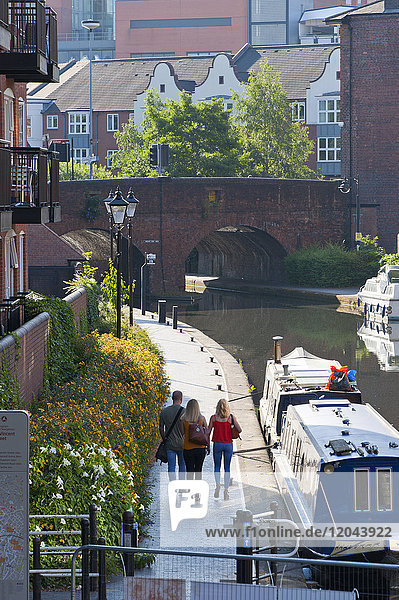 Spaziergänger auf einem Treidelpfad am Kanal in Birmingham  West Midlands  England  Vereinigtes Königreich  Europa
