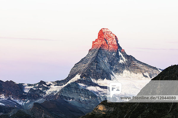 Das Matterhorn  4478m  bei Sonnenaufgang  Zermatt  Wallis  Schweizer Alpen  Schweiz  Europa