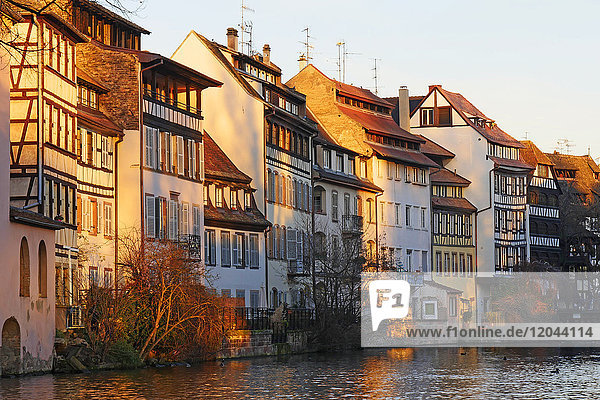 Fluss Ill und Quai de la Bruche  Altstadt Petite France  UNESCO-Weltkulturerbe  Straßburg  Elsass  Frankreich  Europa