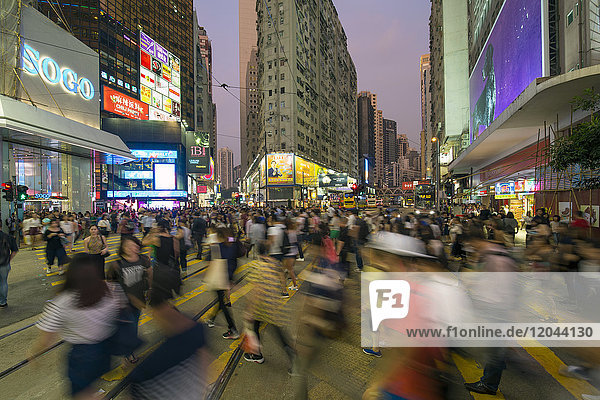 Fußgänger und Verkehr an einer belebten Straßenkreuzung in Causeway Bay  Hongkong Island  Hongkong  China  Asien