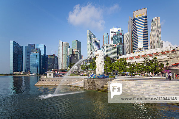 Die Merlion-Statue mit der Skyline der Stadt im Hintergrund  Marina Bay  Singapur  Südostasien  Asien