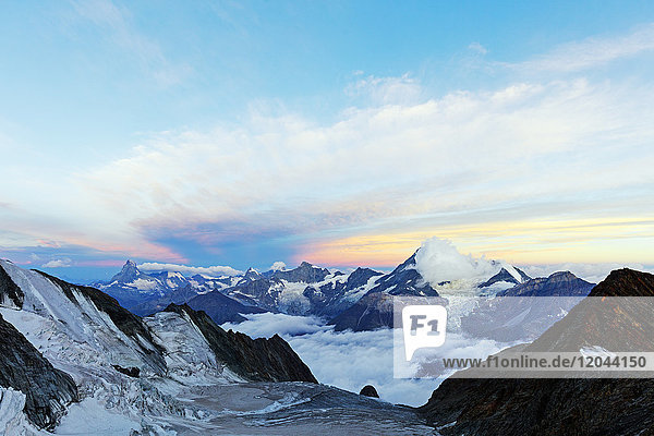 Das Matterhorn  4478m und Weisshorn  4506m  bei Sonnenaufgang  Zermatt  Wallis  Schweizer Alpen  Schweiz  Europa