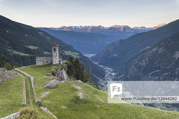 Alte Kirche bei Sonnenaufgang  Alp San Romerio  Brusio  Kanton Graubünden  Poschiavo-Tal  Schweiz  Europa