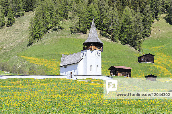 Alpenkirche und Hütten  Davos  Kanton Graubünden  Region Prettigovia Davos  Schweiz  Europa