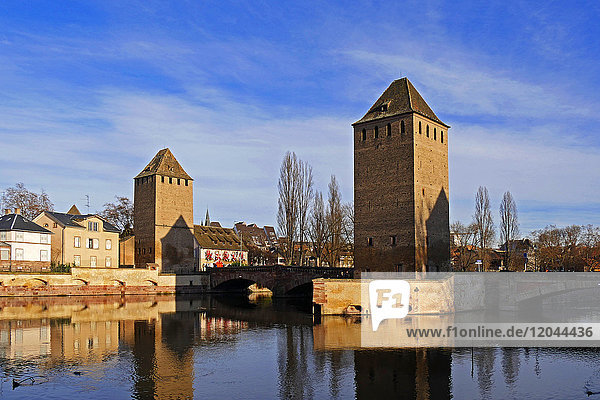 Fluss Ill mit Ponts Couverts und Straßburger Münster  UNESCO-Weltkulturerbe  Straßburg  Elsass  Frankreich  Europa