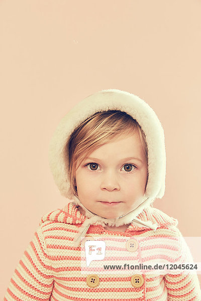 Bildnis eines weiblichen Kleinkindes mit pelzbesetztem Hut