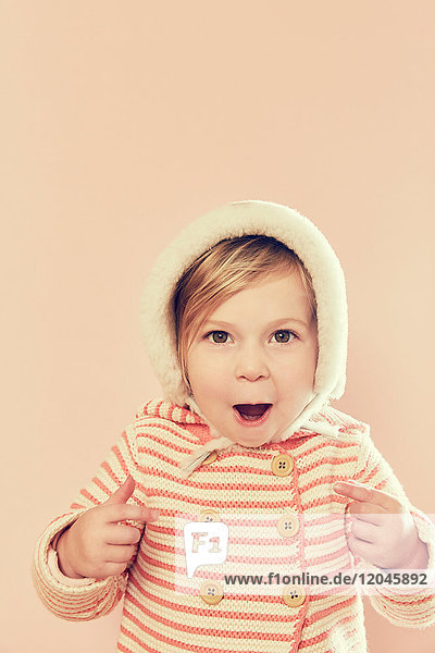 Bildnis eines weiblichen Kleinkindes mit offenem Mund und pelzbesetztem Hut