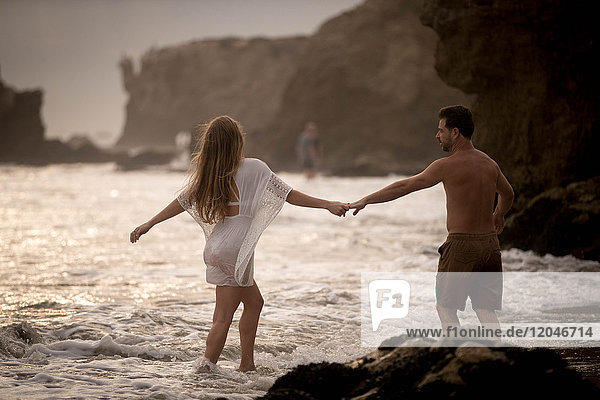 Romantisches Paar am Strand  Malibu  Kalifornien  USA