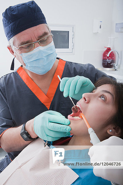 Zahnarzt mit Patient