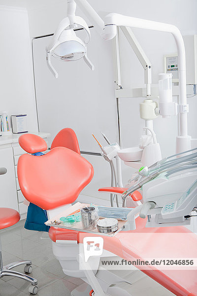 Zahnärztlicher Stuhl und Ausrüstung in der Klinik